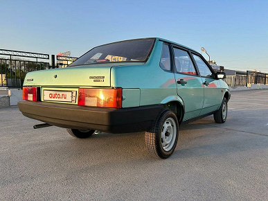 Не капсула времени, но раритет: 20-летний ВАЗ-21099 с пробегом 1 тыс. км продают по цене новой Lada Granta